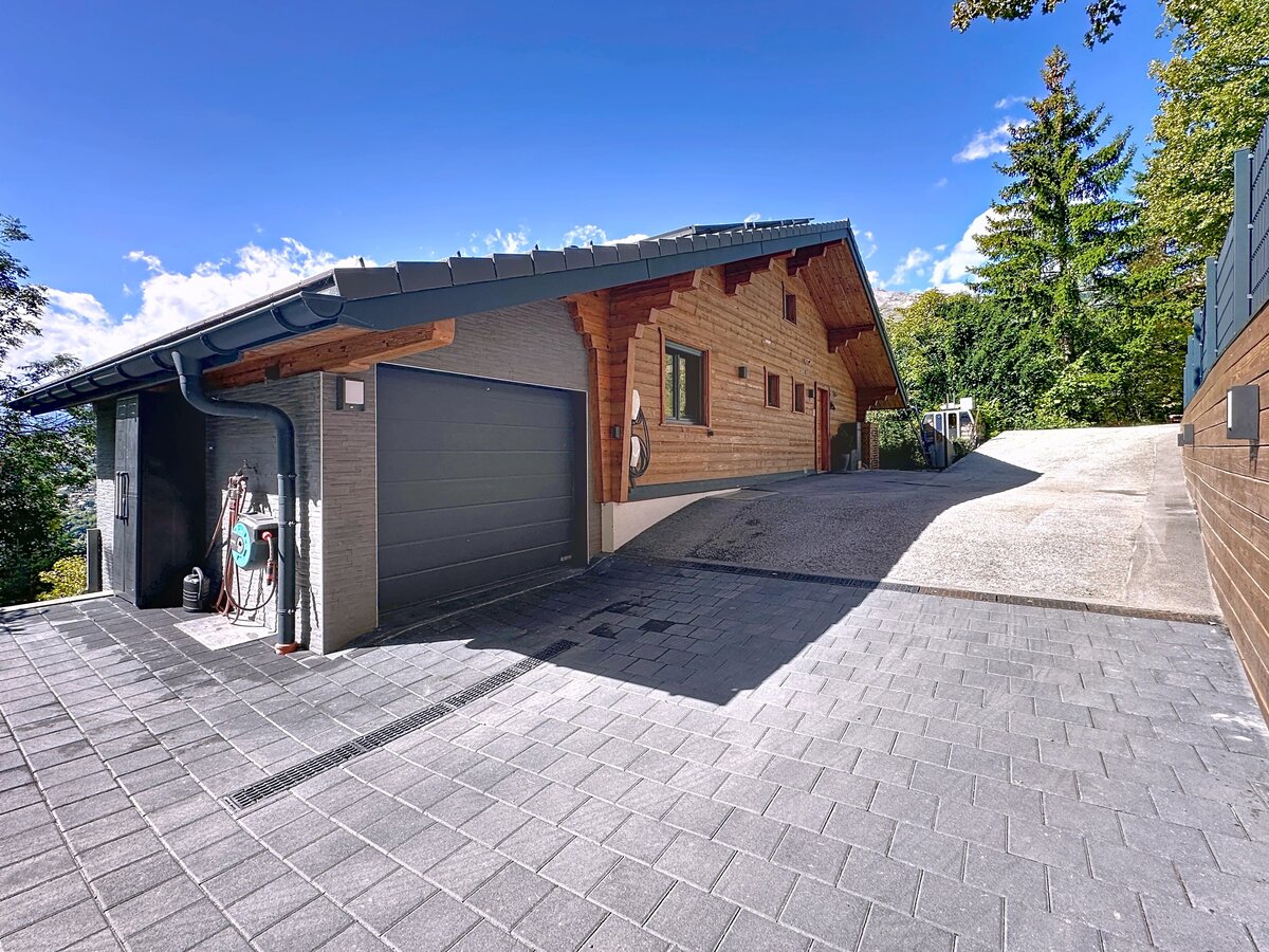 Alpenchalet mit Zufahrt und Garage