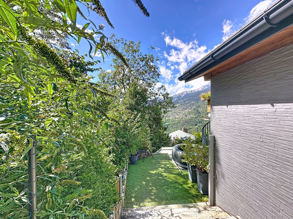 Garten- und Terrassenbereich mit Bergblick