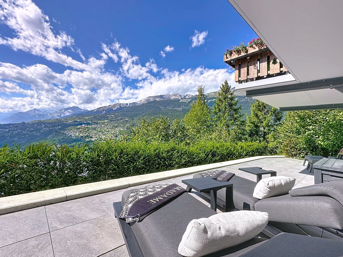 Panoramaterrasse mit Bergblick