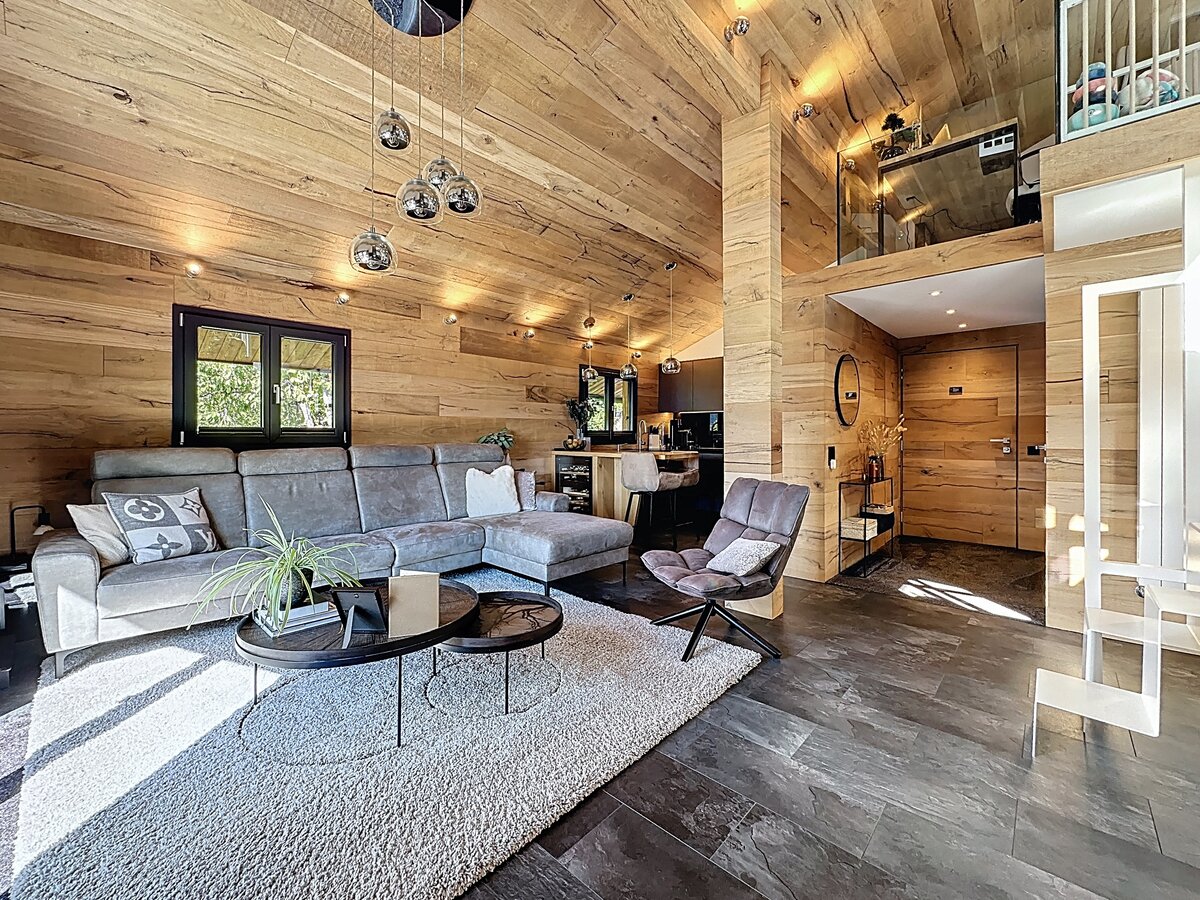 Modernes Holz-Wohnzimmer mit Galerie