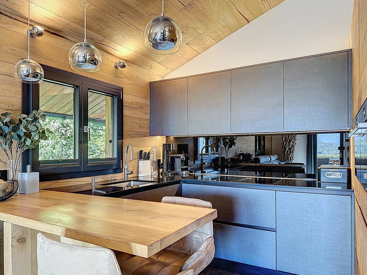 Moderne Küche mit Holzdecke