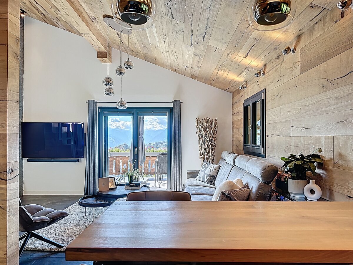 Gemütliches modernes Wohnzimmer mit Bergblick