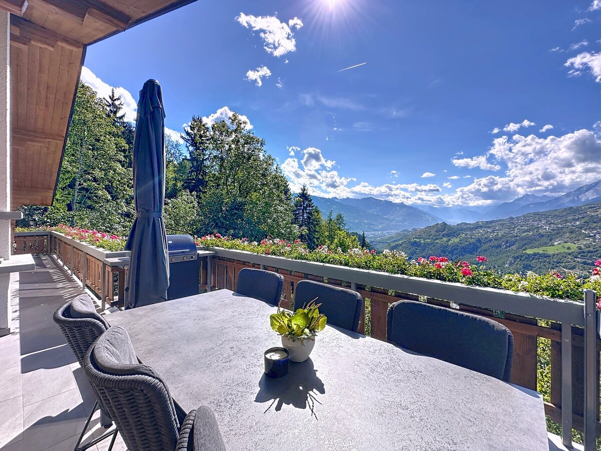 Balkon mit Bergpanorama