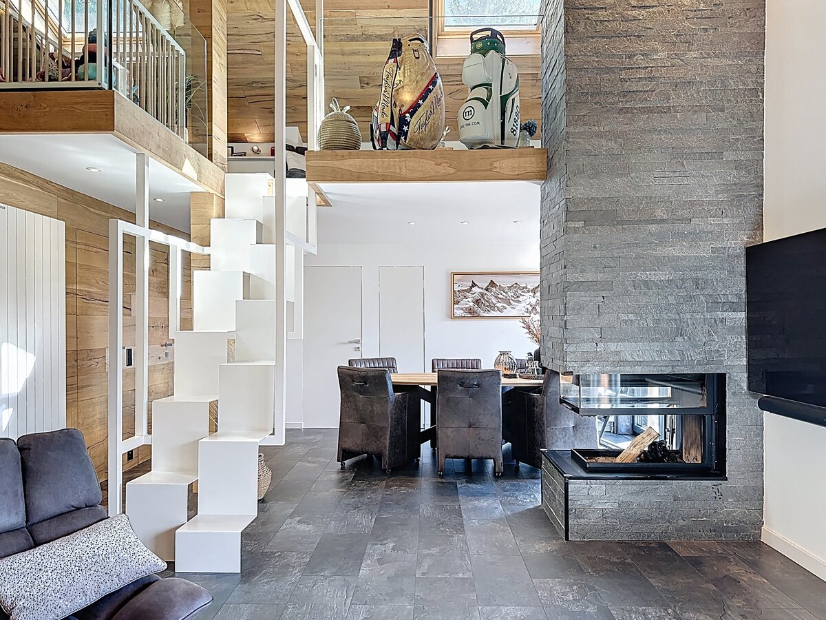 Modernes Wohn-Esszimmer mit Kamin und Galerie