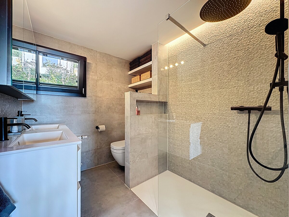 Modernes Badezimmer mit Walk-in-Dusche und Doppelwaschtisch