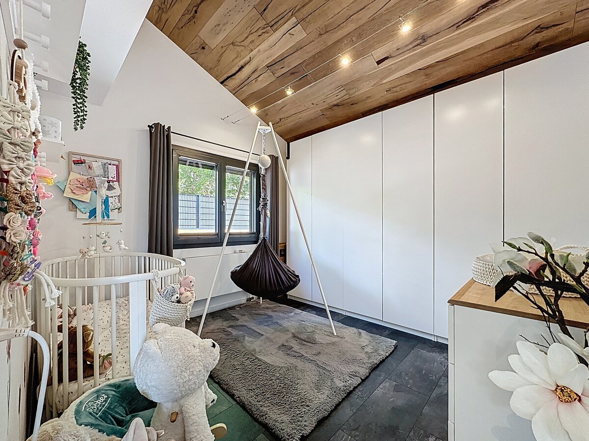 Kinderzimmer mit Holzdecke und Einbauschränken