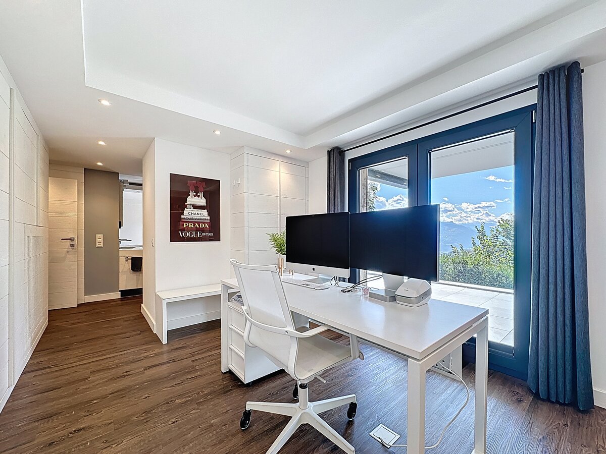Modernes Homeoffice mit großem Fenster