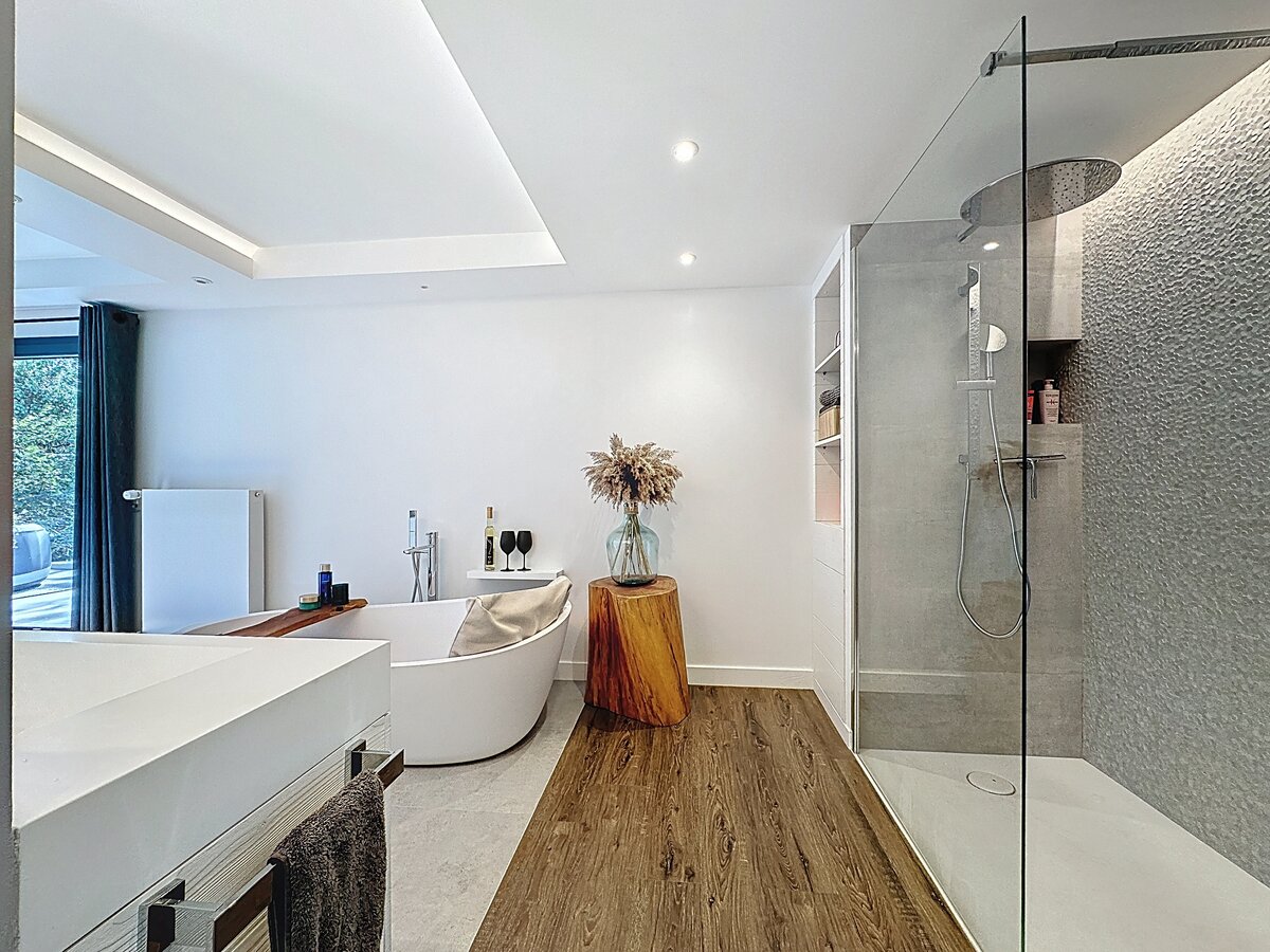 Modernes Badezimmer mit freistehender Wanne und Glasdusche