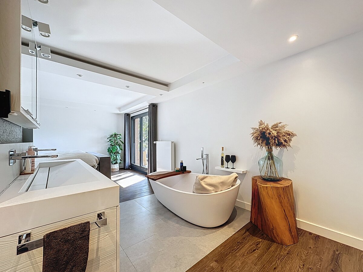 Modernes Badezimmer mit freistehender Wanne