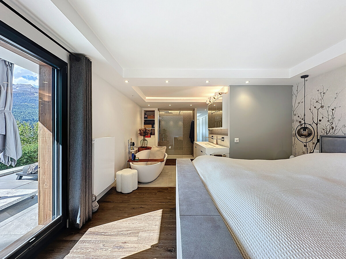 Modernes Schlafzimmer mit Wellnessbereich