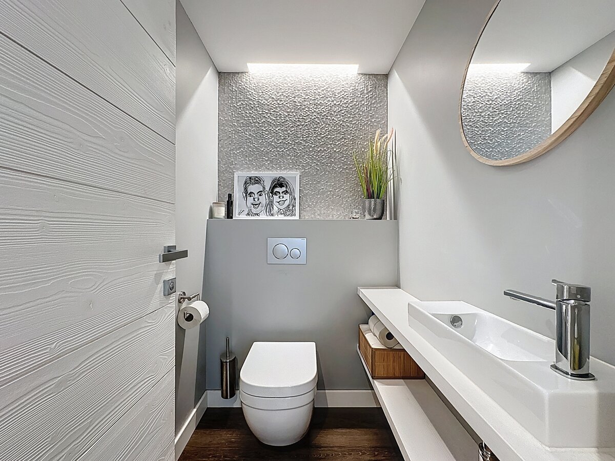 Modernes Gäste-WC mit Holzdekor und Spiegel
