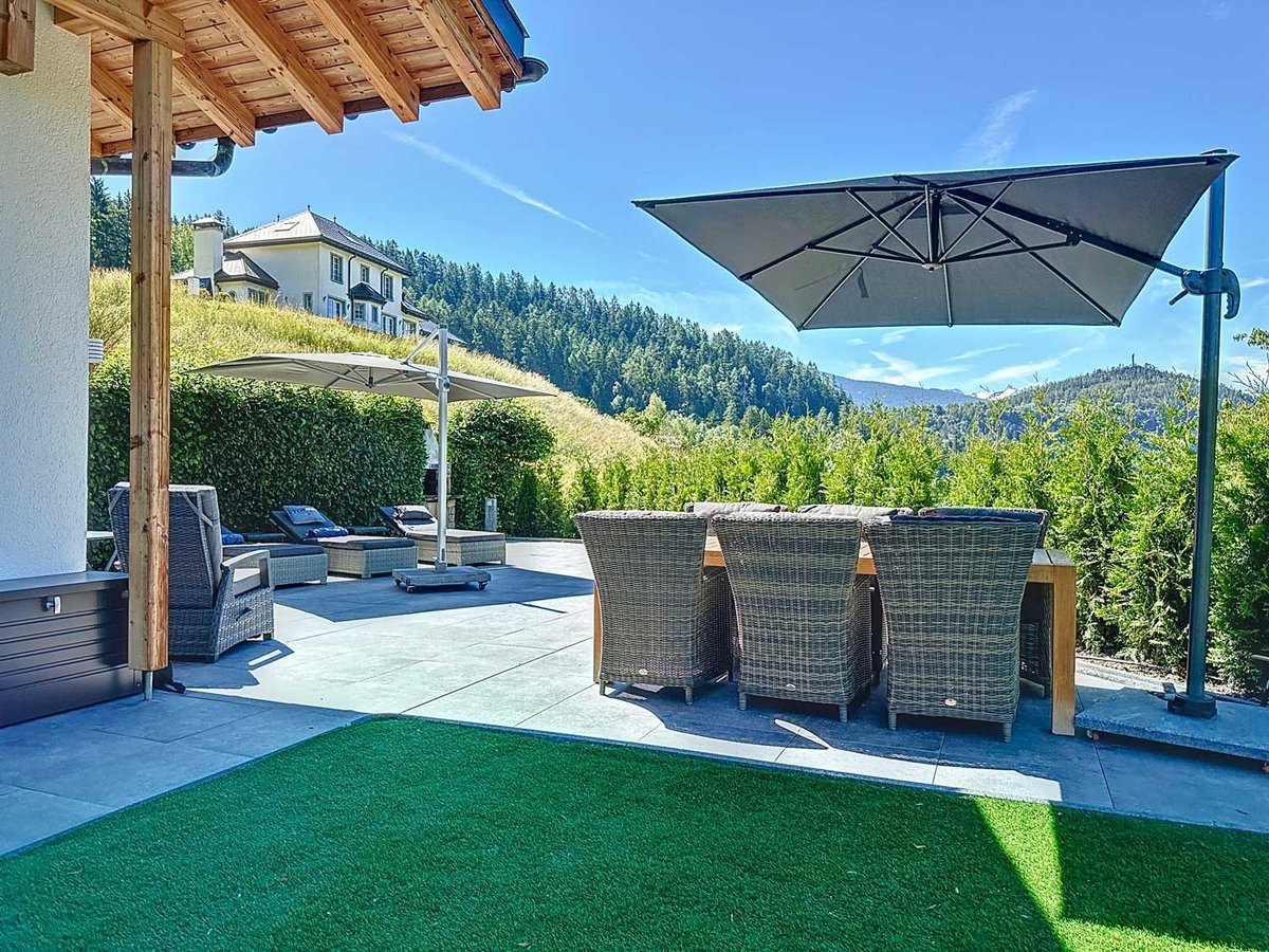 Große Terrasse mit Bergblick