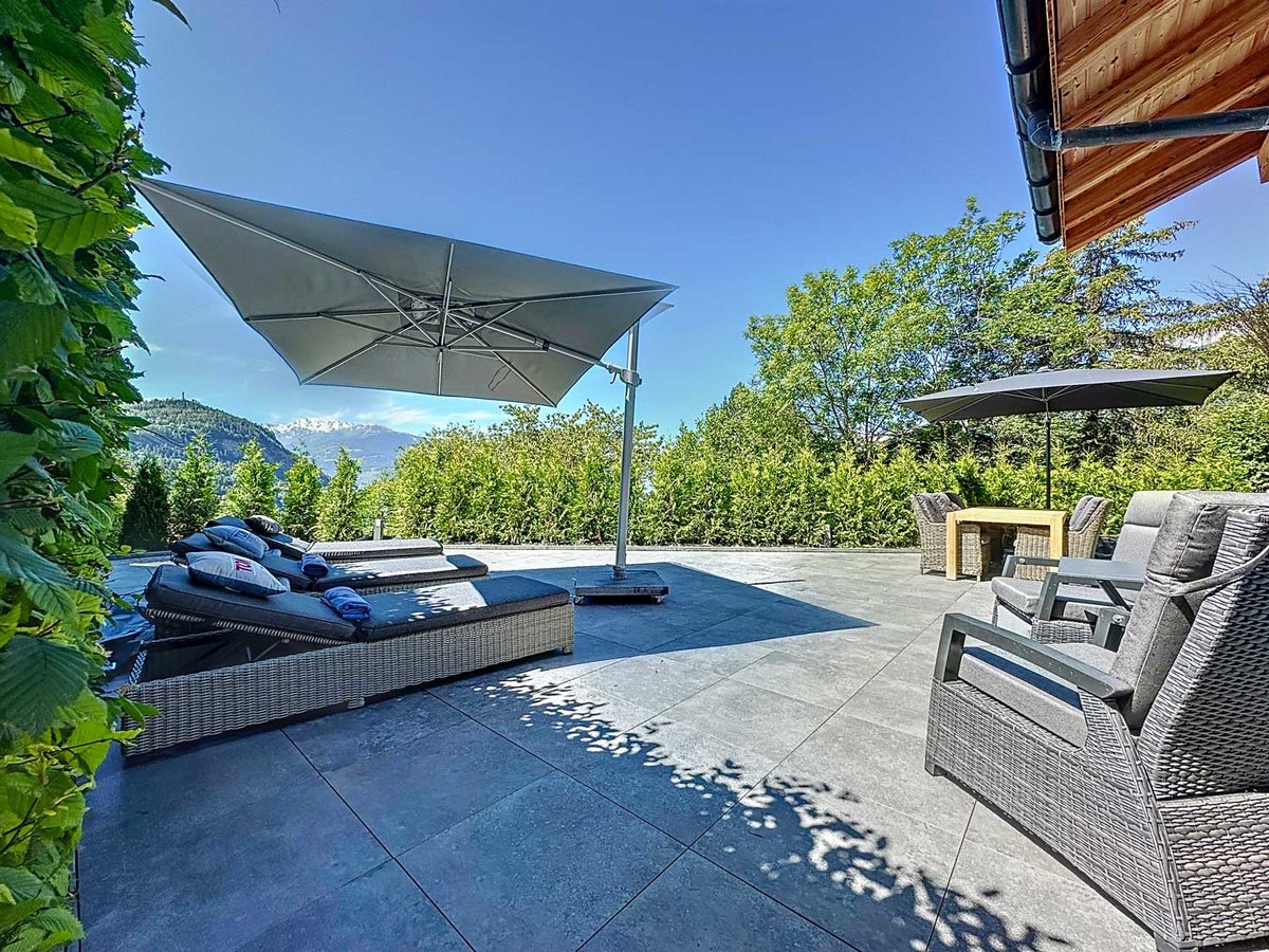 Terrasse mit Bergblick und Lounge-Möbeln
