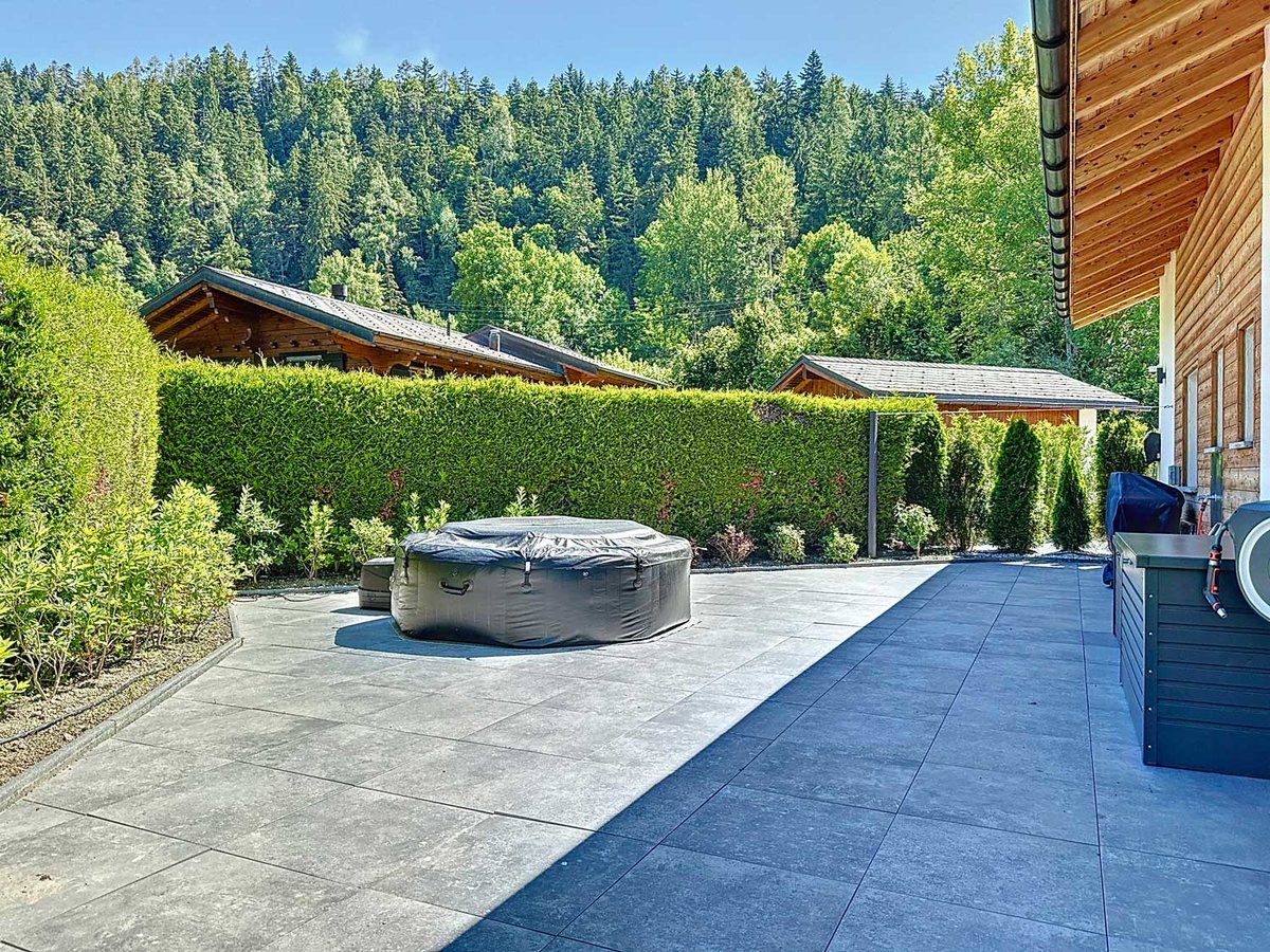 Terrasse mit Whirlpool und Bergblick
