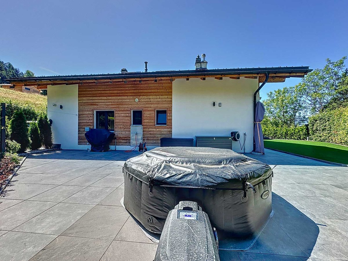 Modernes Haus mit Terrasse und Whirlpool