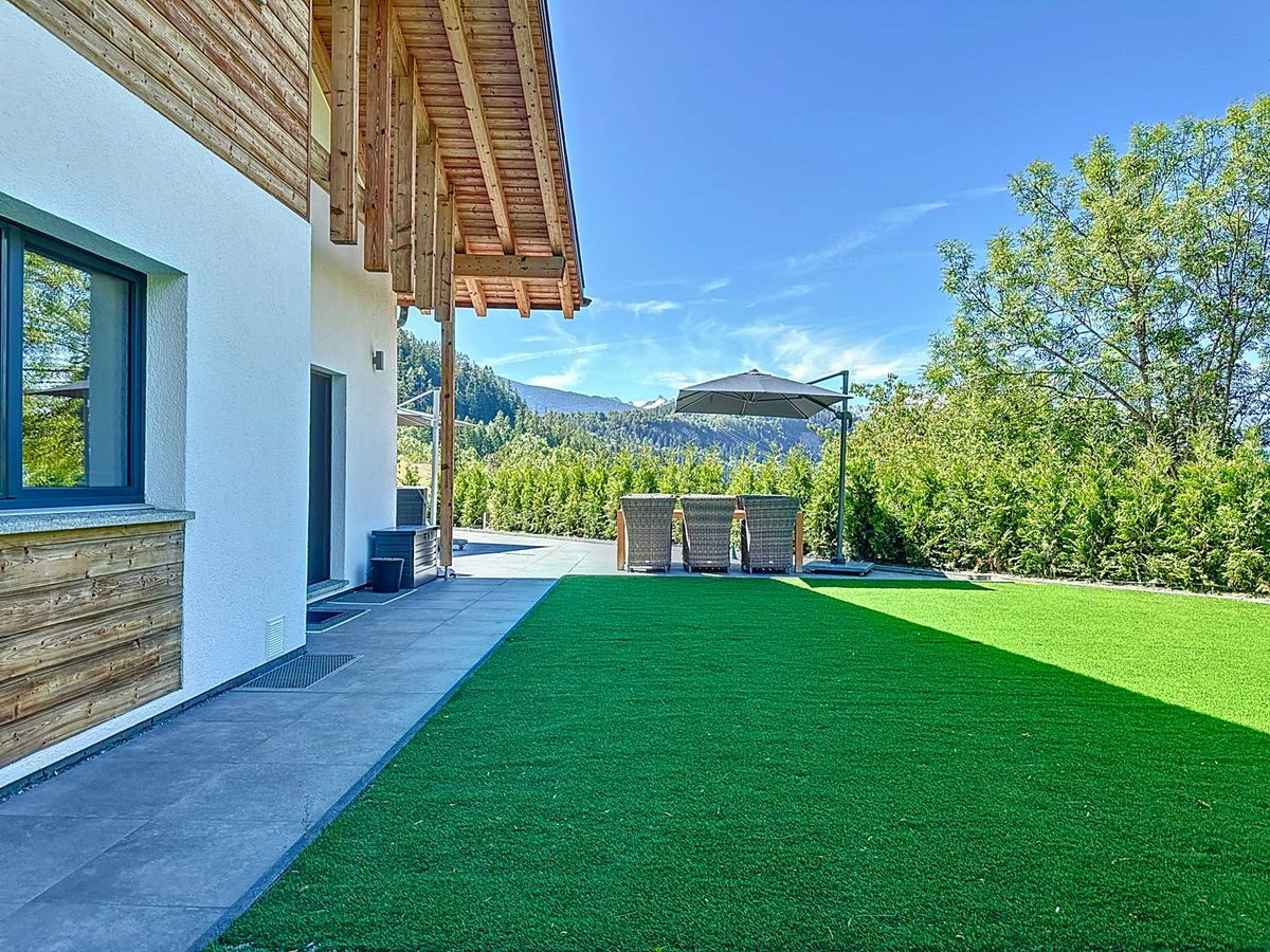 Gartenansicht mit Terrasse und Bergblick