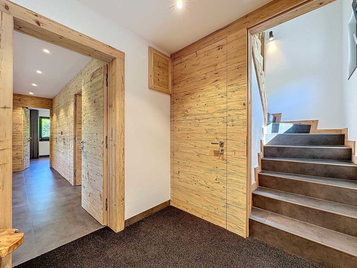 Moderner Flur mit Treppe und Holzdetails