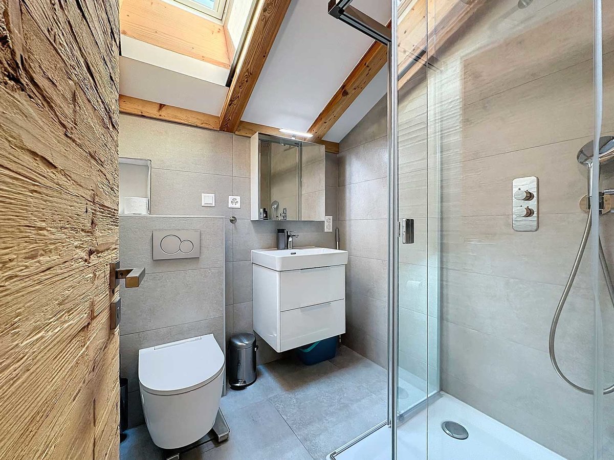 Modernes Badezimmer mit Dusche und Dachfenster