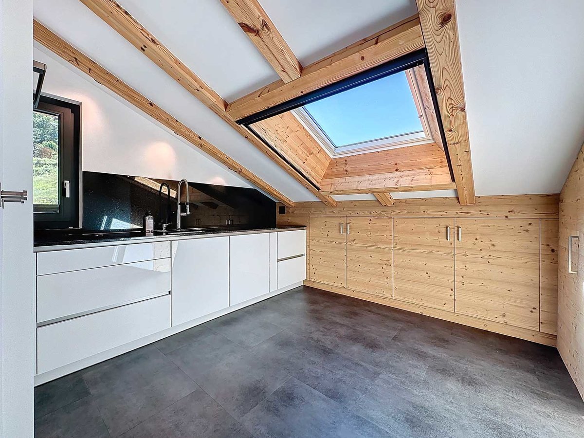 Moderne Dachgeschossküche mit Holzverkleidung