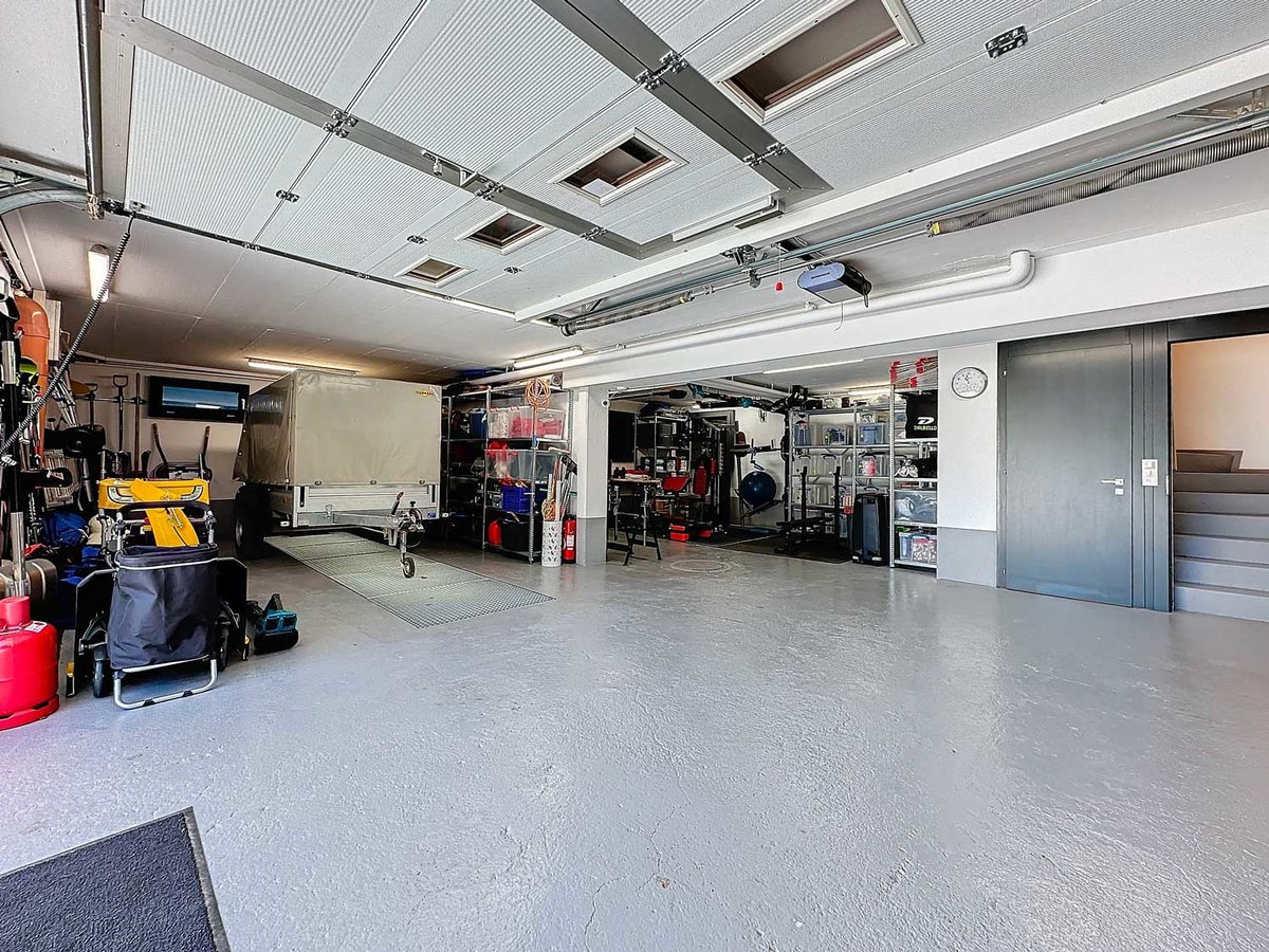 Große Garage mit Werkstatt- und Lagerbereich