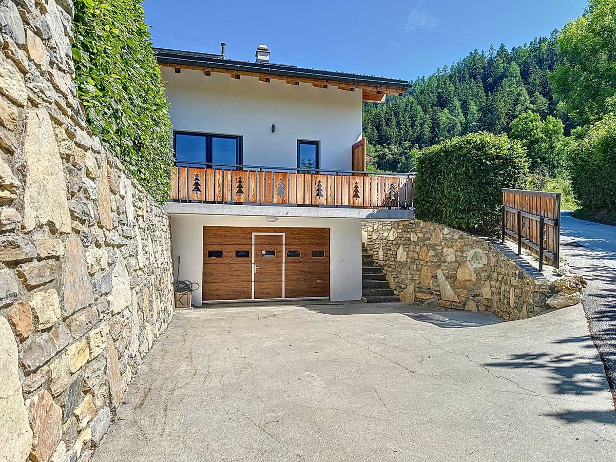Alpenhaus mit Einfahrt und Balkon