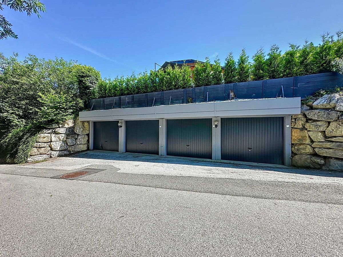 Garagenzufahrt mit vier Toren