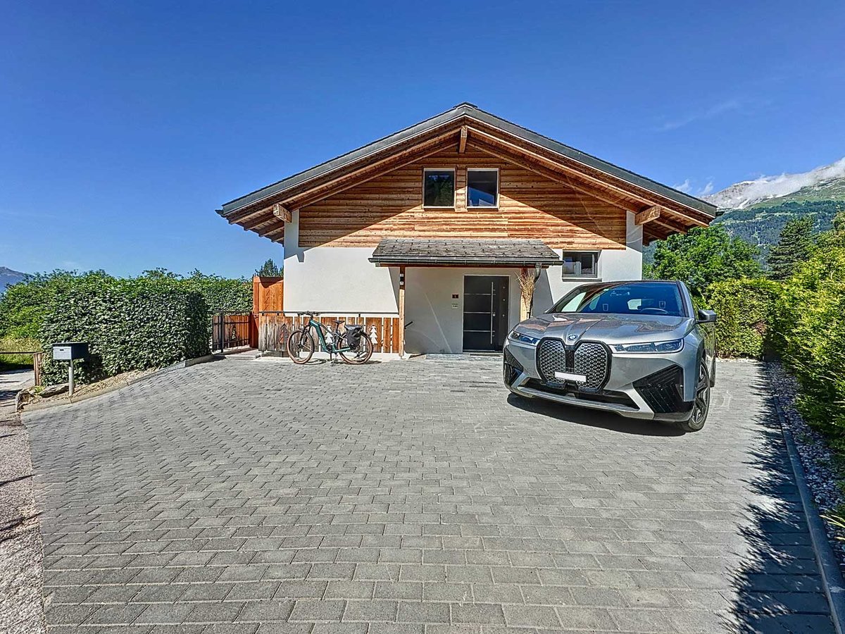 Alpenhaus mit großer Einfahrt