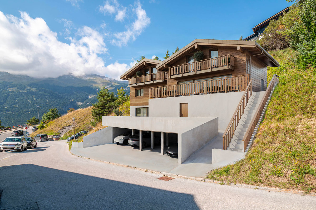 Moderne Berghäuser mit Garagenzufahrt