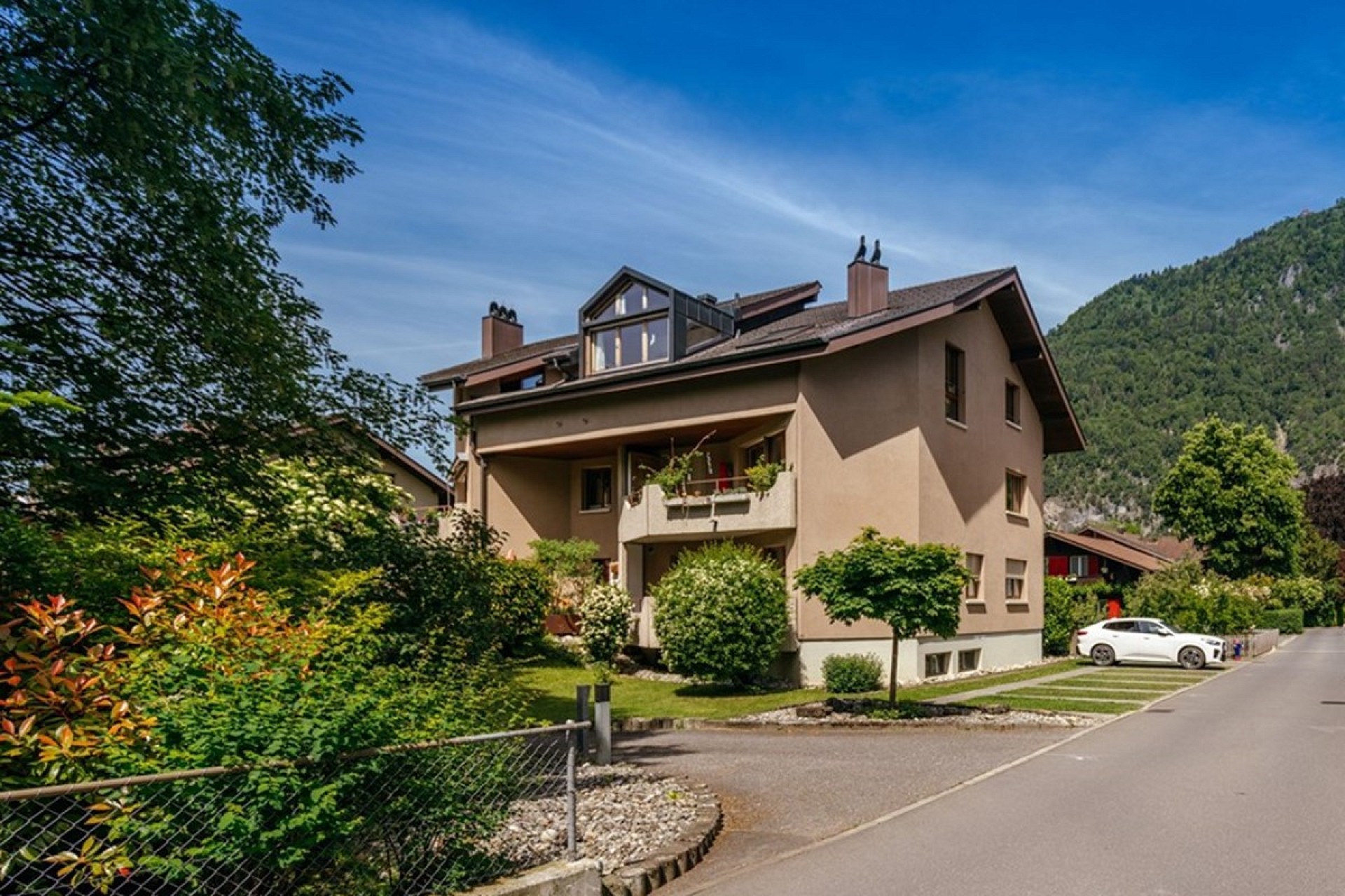 Wohnhaus mit Bergkulisse