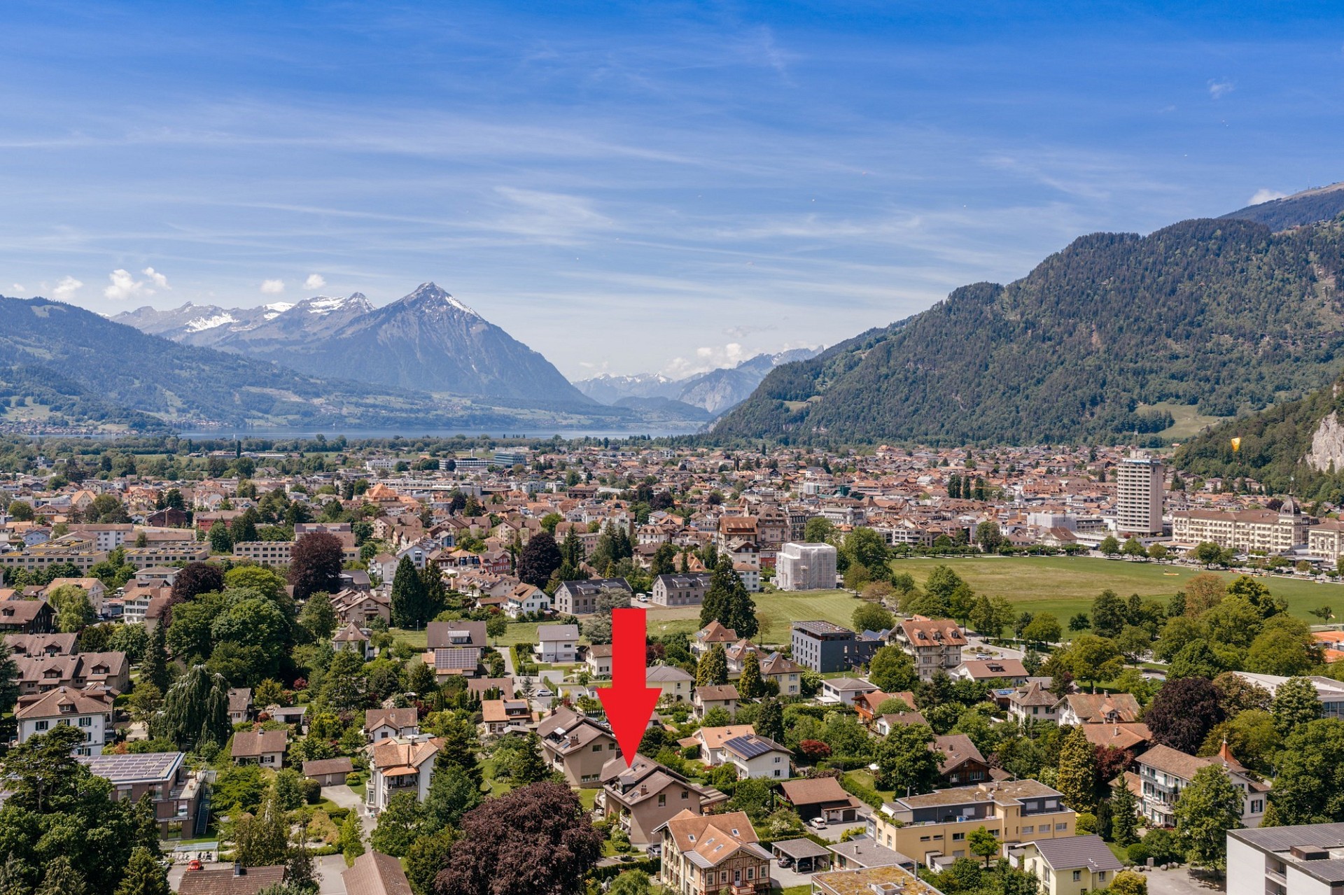 Luftaufnahme einer Stadt mit Berg- und Seeblick