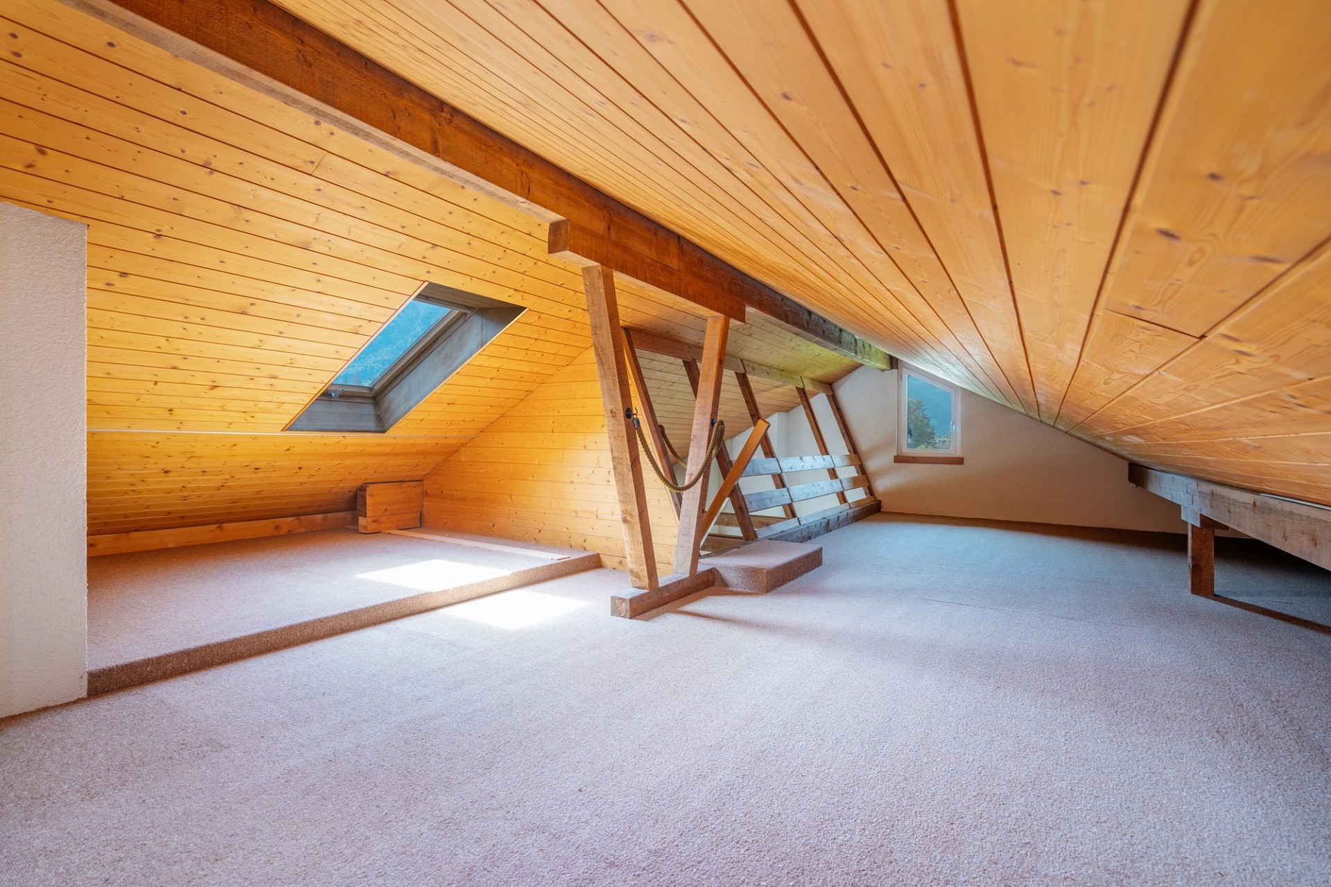 Dachboden mit Holzverkleidung und Dachfenstern