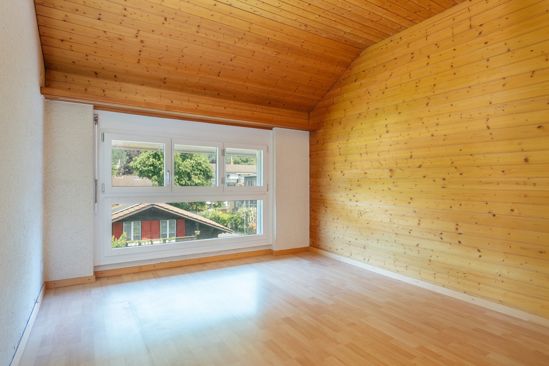 Leerer Dachraum mit Holzverkleidung