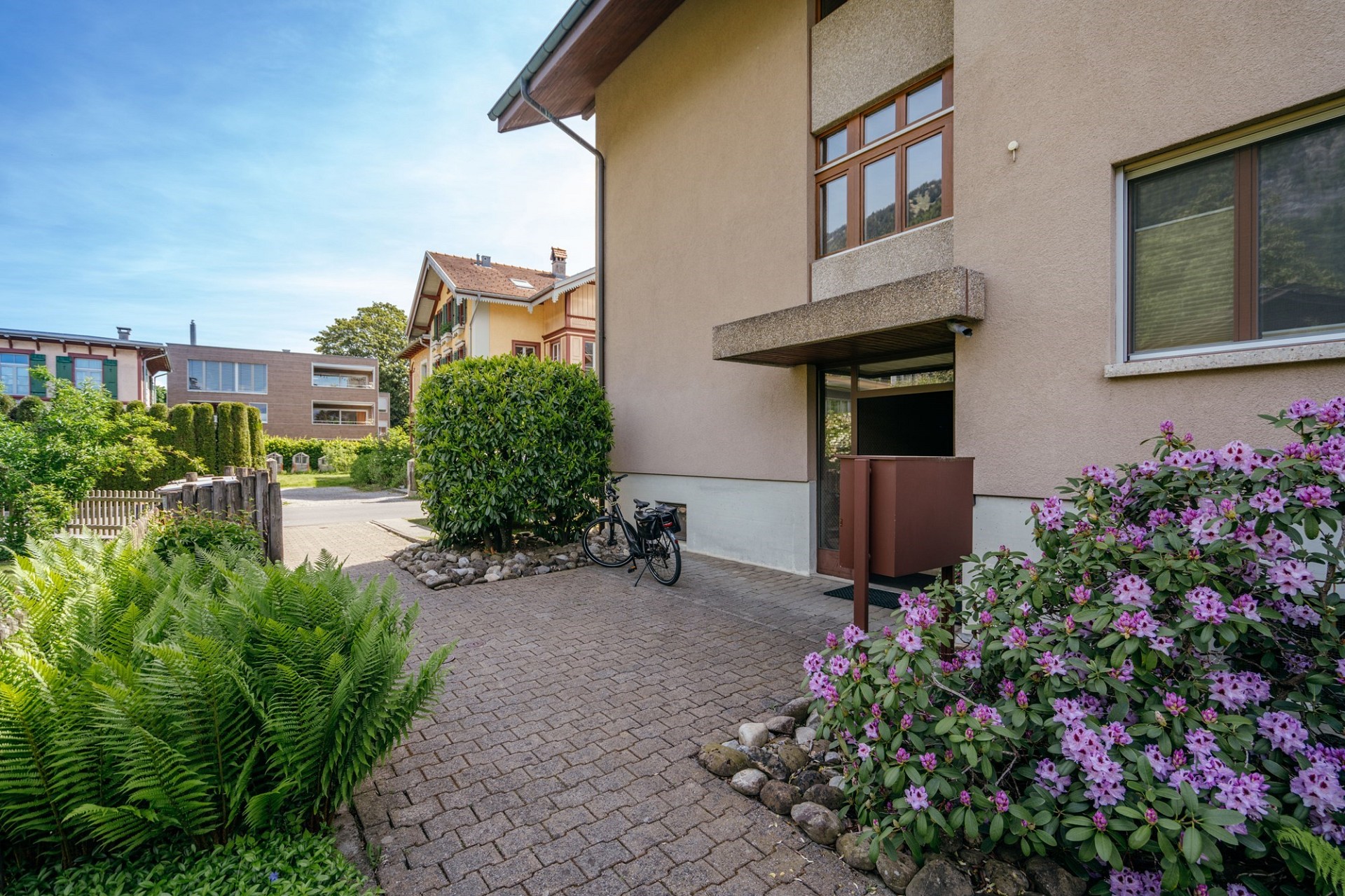 Außenansicht eines Wohnhauses mit Gartenweg
