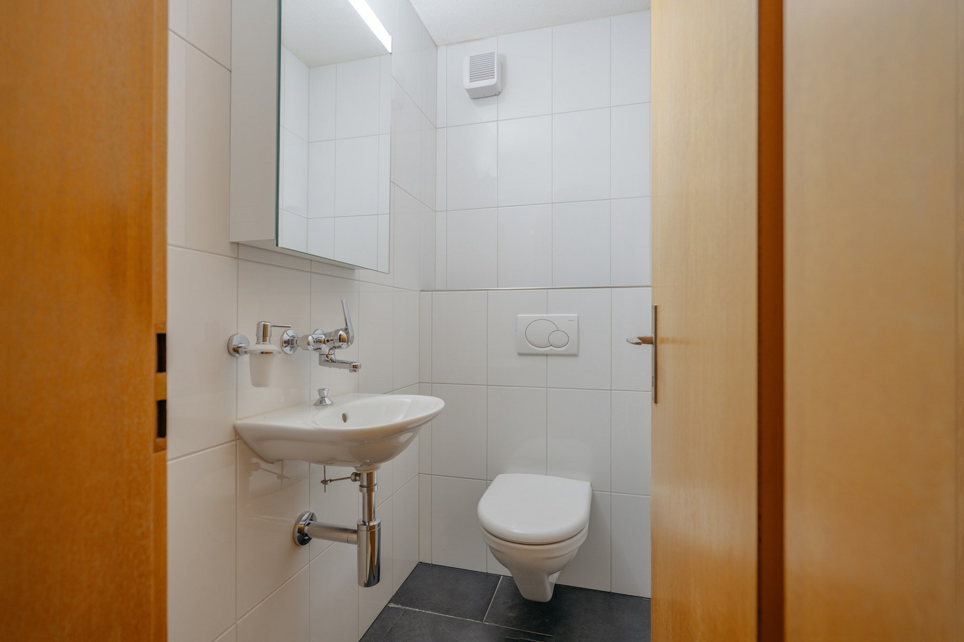 Kleines WC mit Wand-Waschbecken