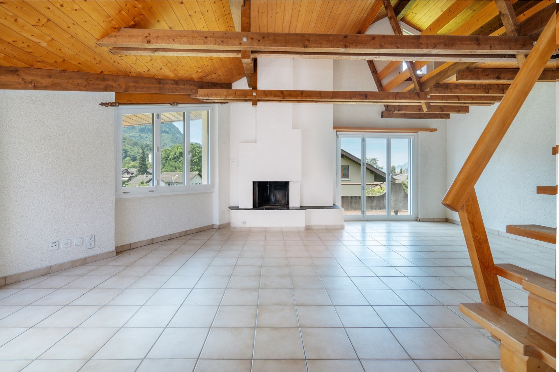 Wohnzimmer mit Kamin und Dachbalken