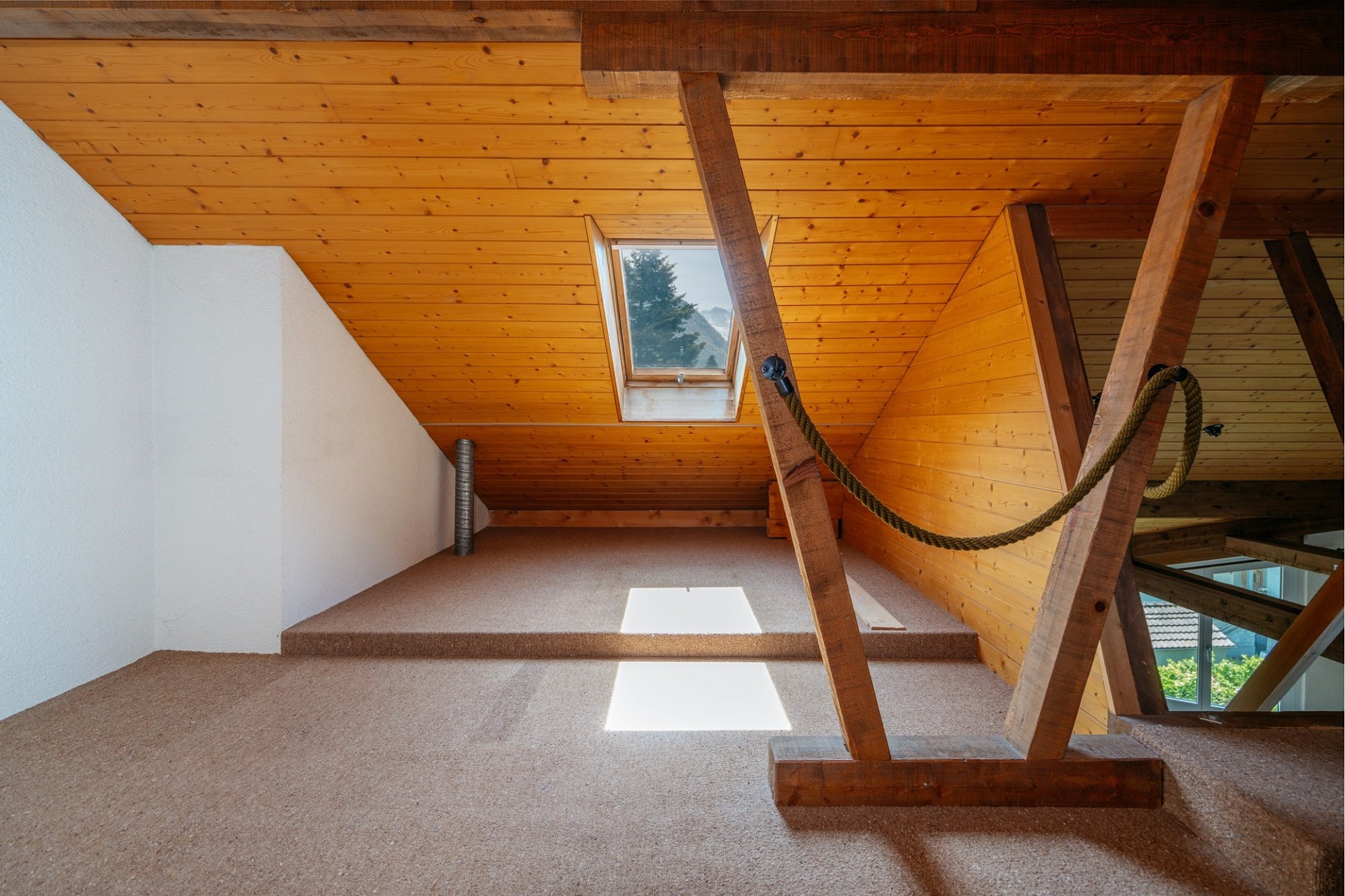 Dachboden mit Holzverkleidung und Dachfenster
