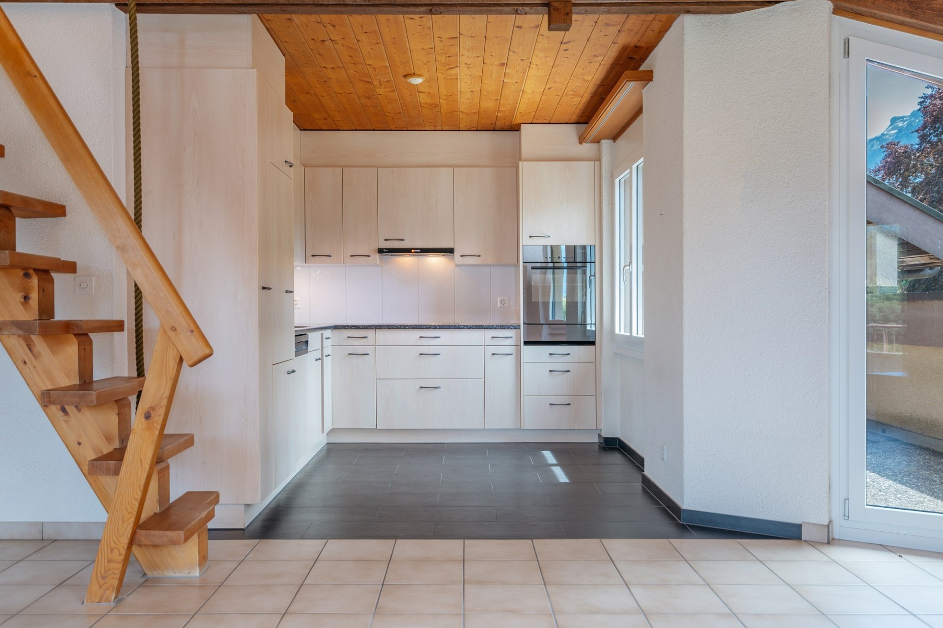 Helle Küche mit Holztreppe