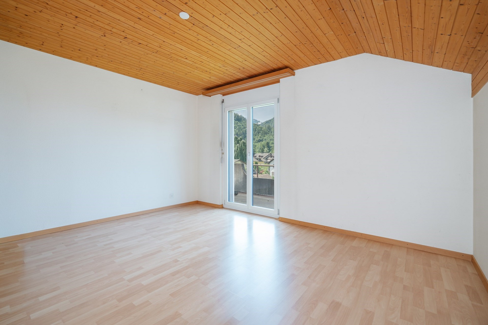 Leeres Zimmer mit Holzdecke und Bergblick