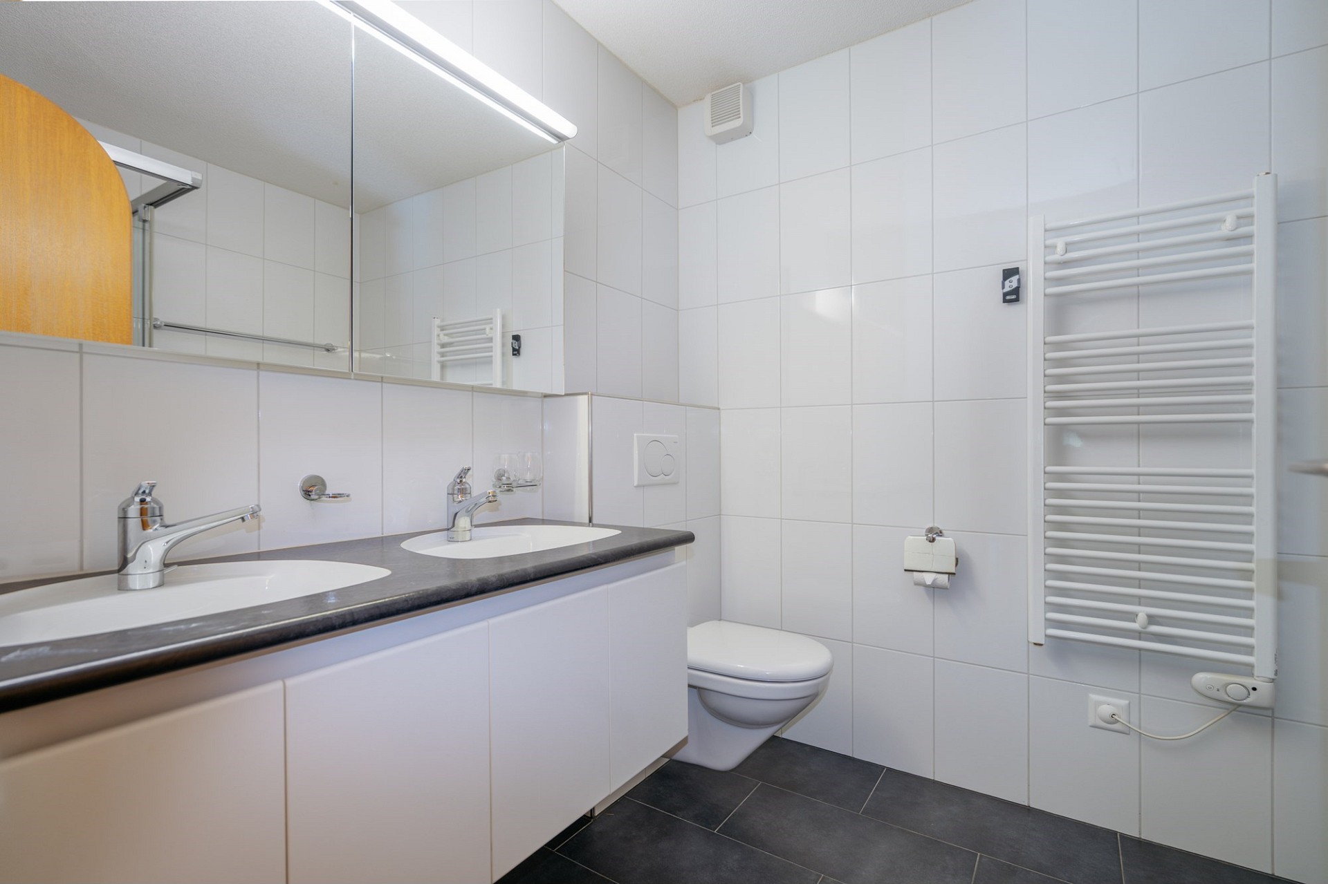 Modernes Badezimmer mit Doppelwaschbecken und WC