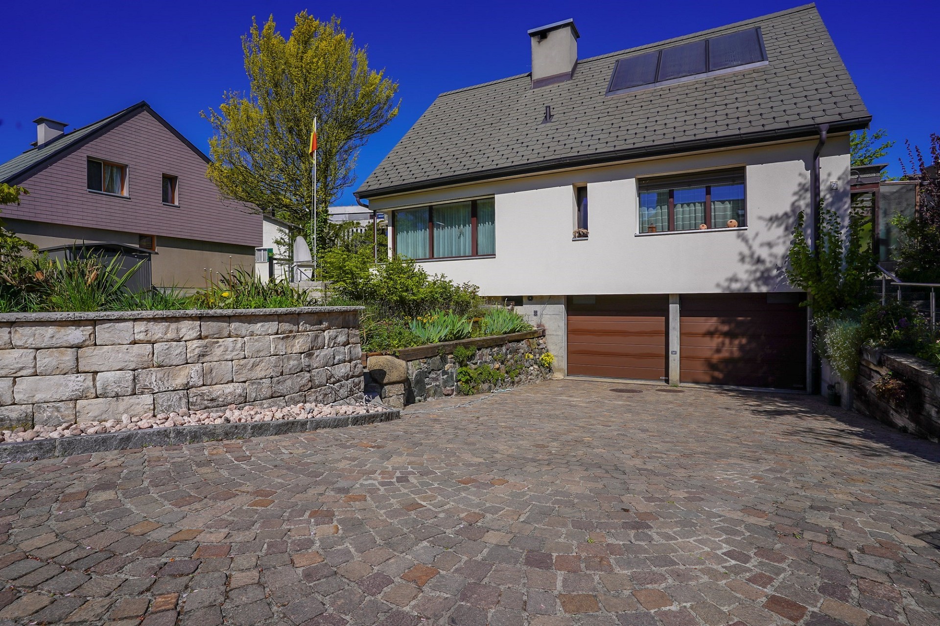 Außenansicht eines Hauses mit Zufahrt
