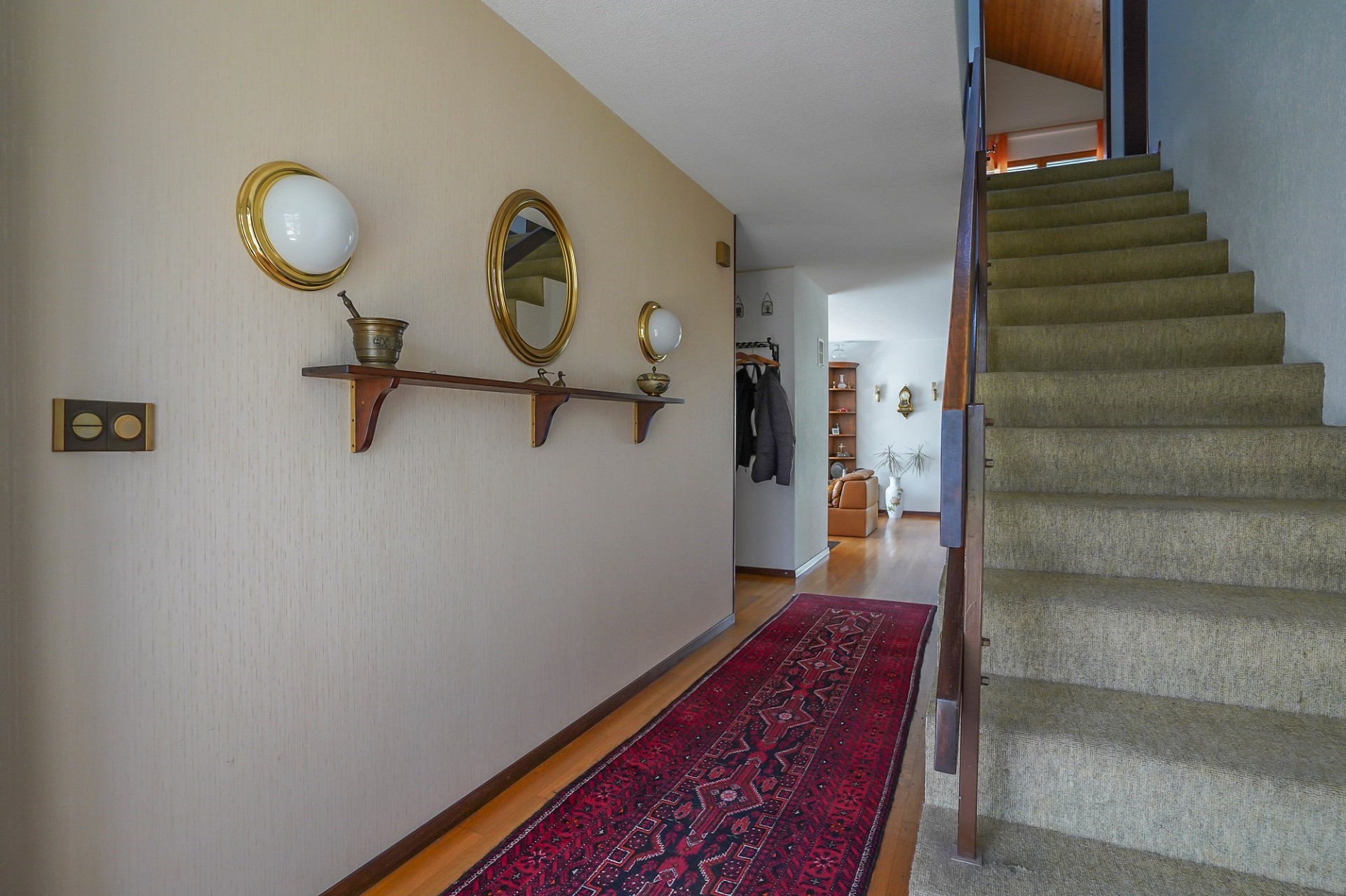 Flur mit Treppe und Blick ins Wohnzimmer