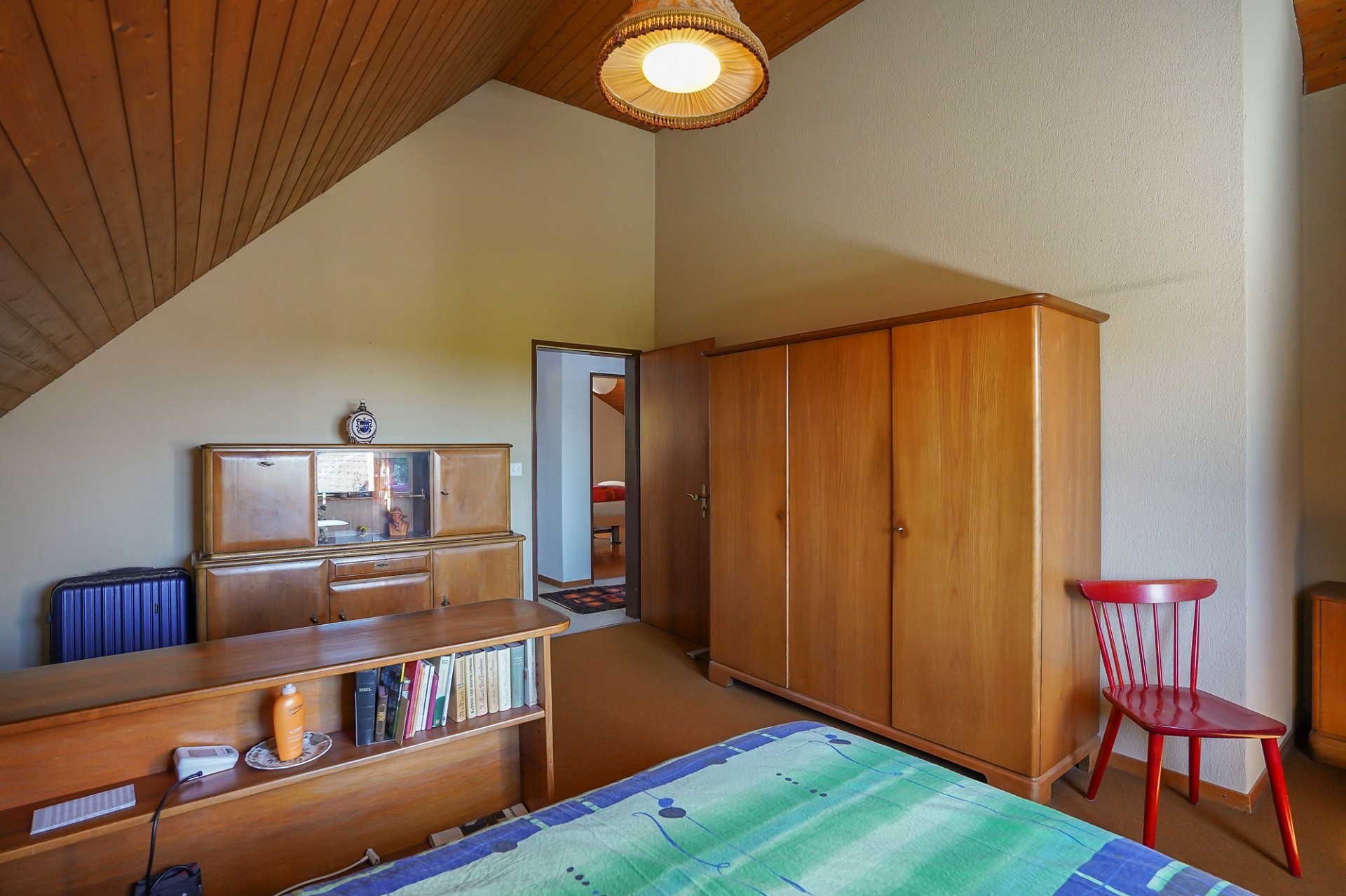 Dachgeschoss-Schlafzimmer mit Holzdecke