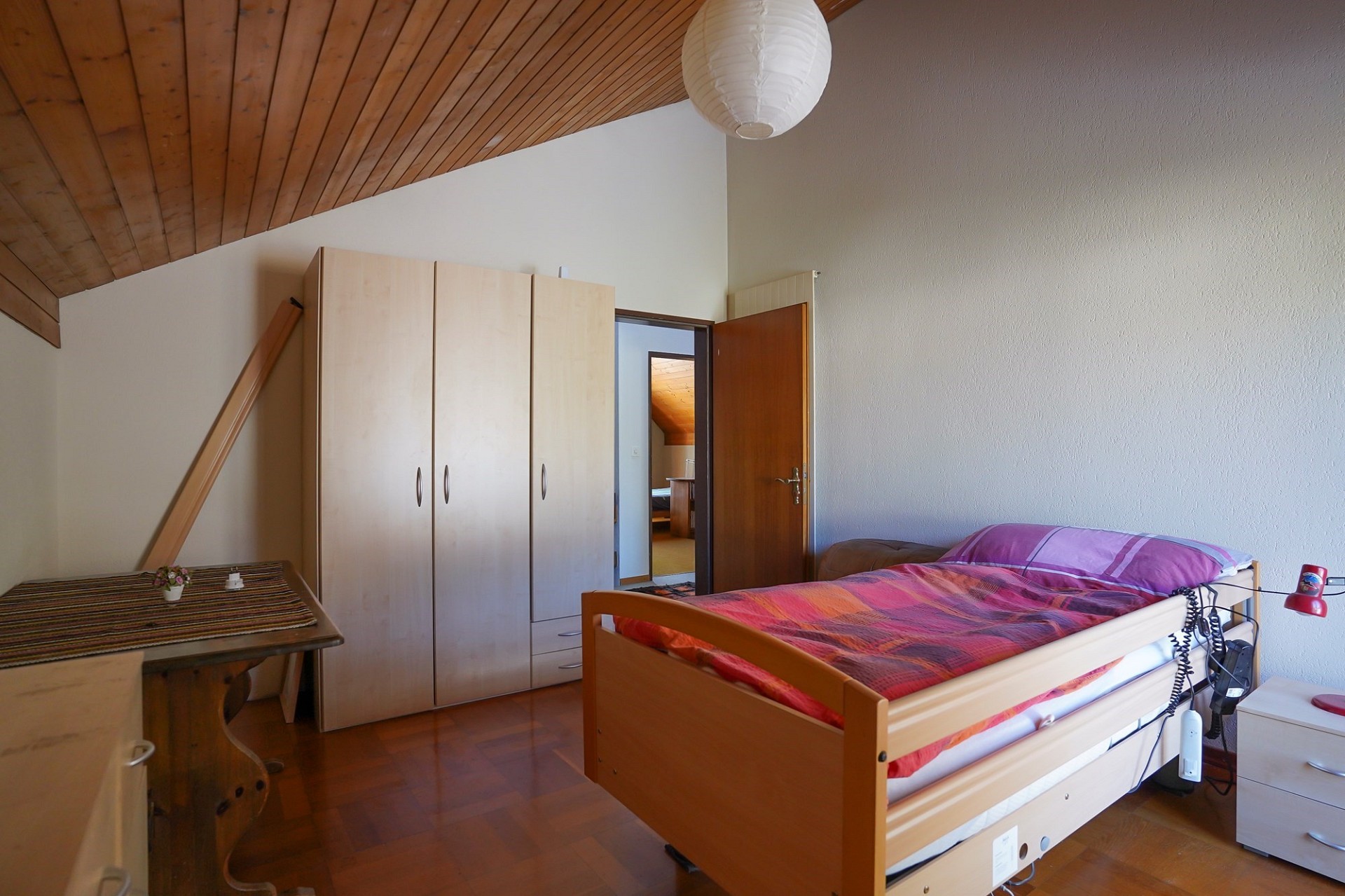 Schlafzimmer mit Dachschräge