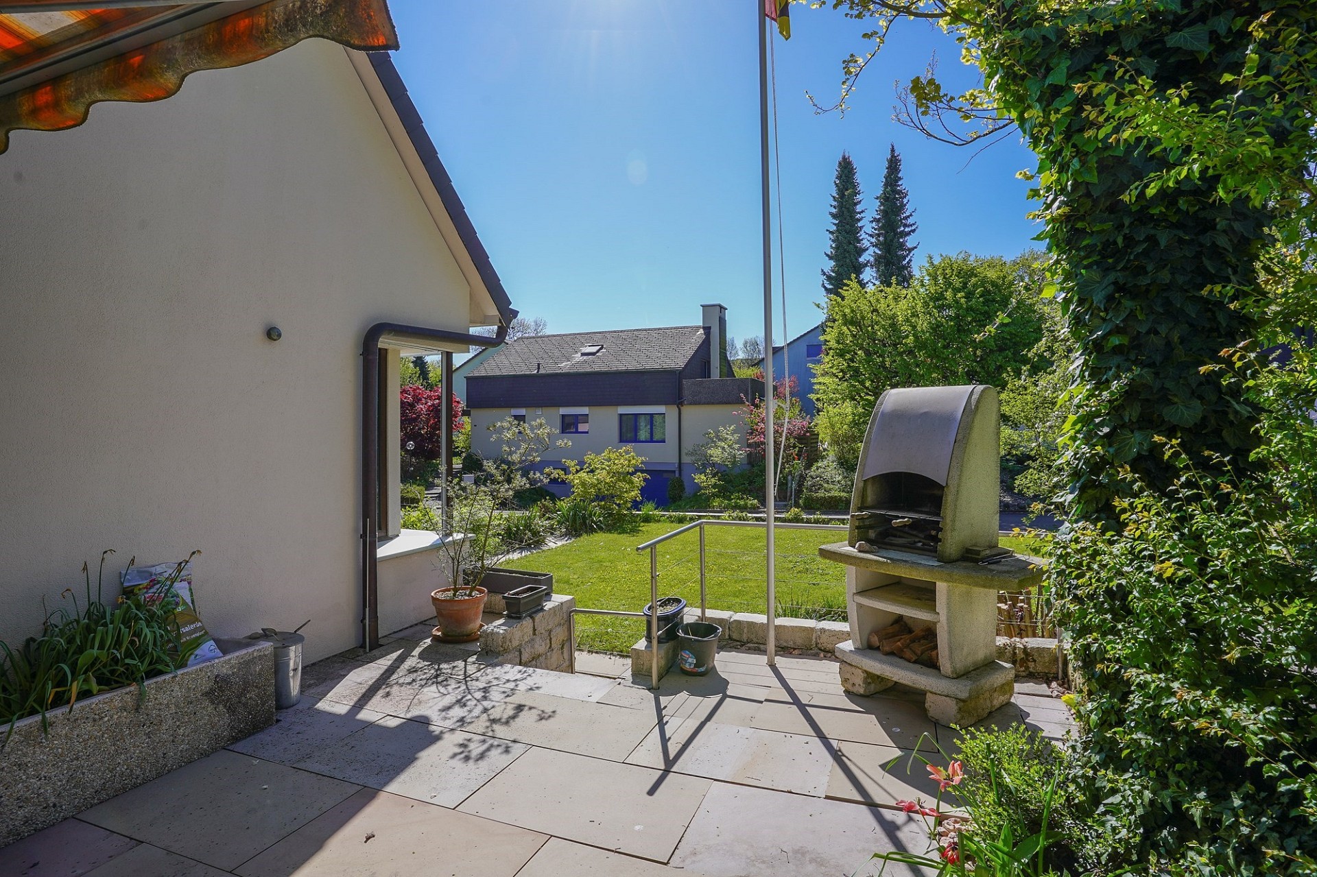 Terrasse mit Grill und Gartenblick