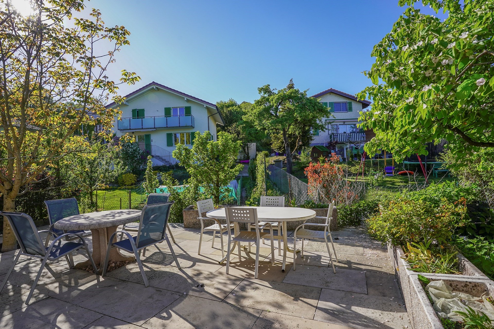 Garten mit Terrasse und Einfamilienhäusern