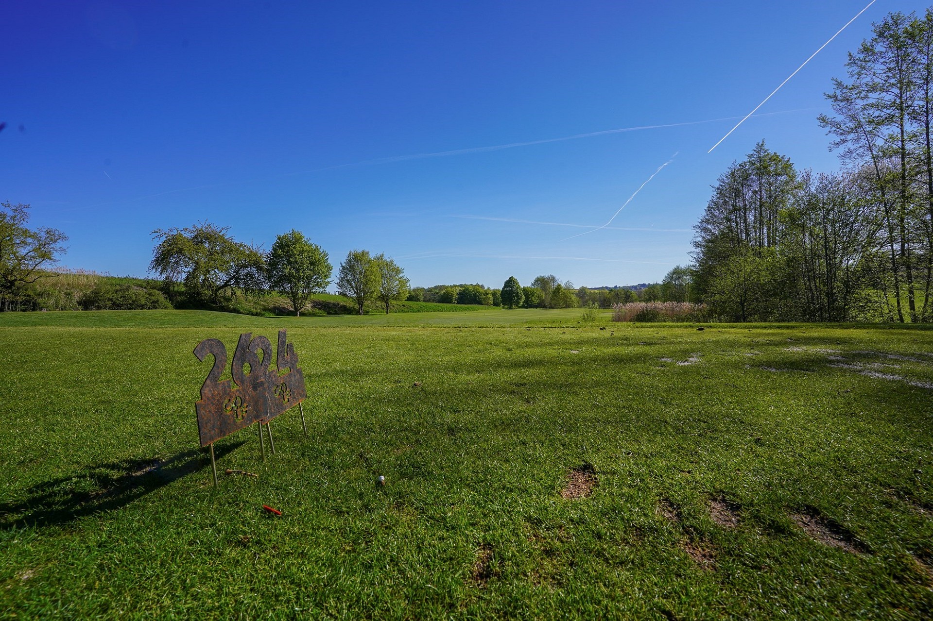 Weite Grünfläche mit Landschaftsblick