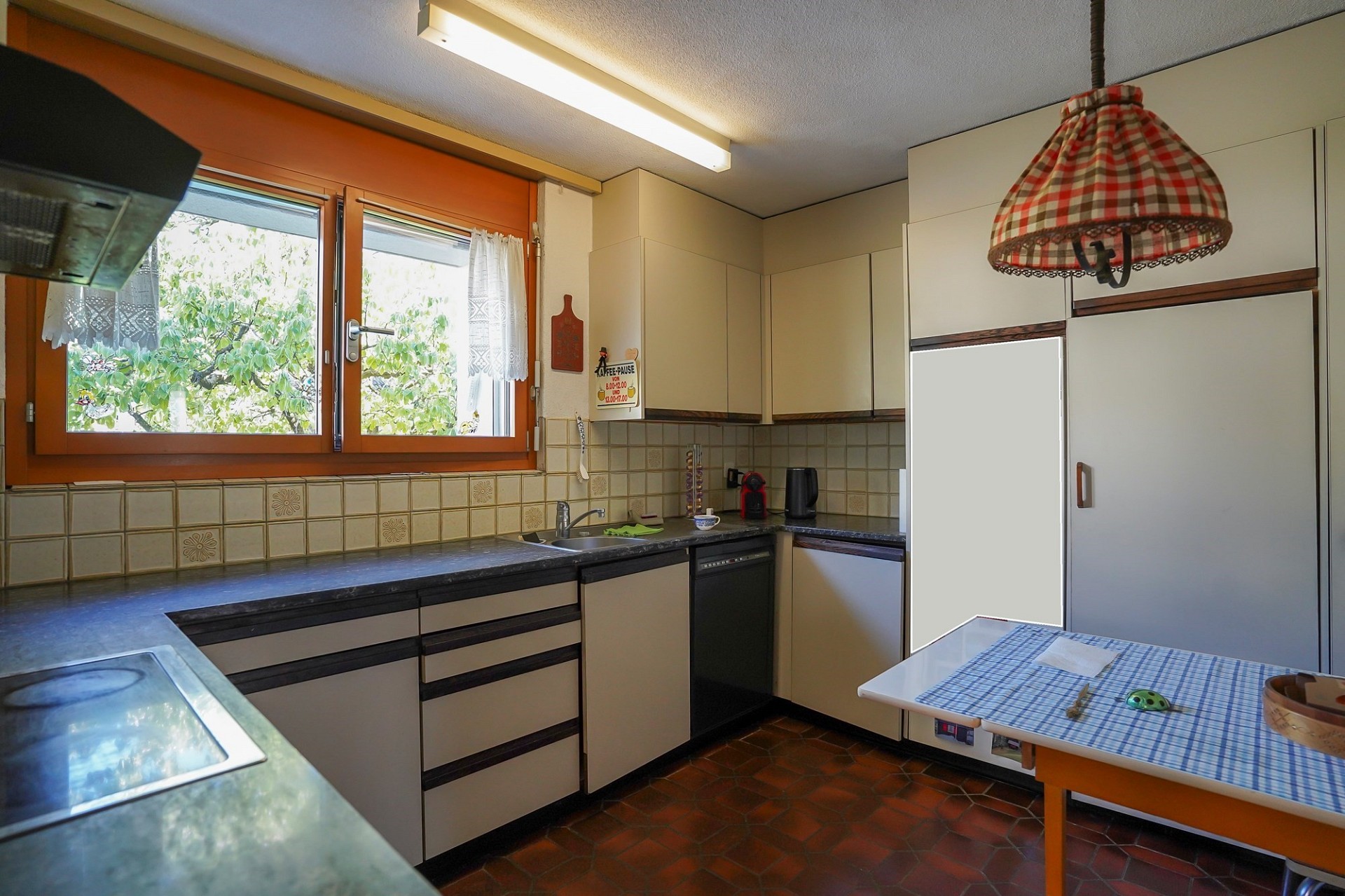 Küche mit Fenster und Retro-Details