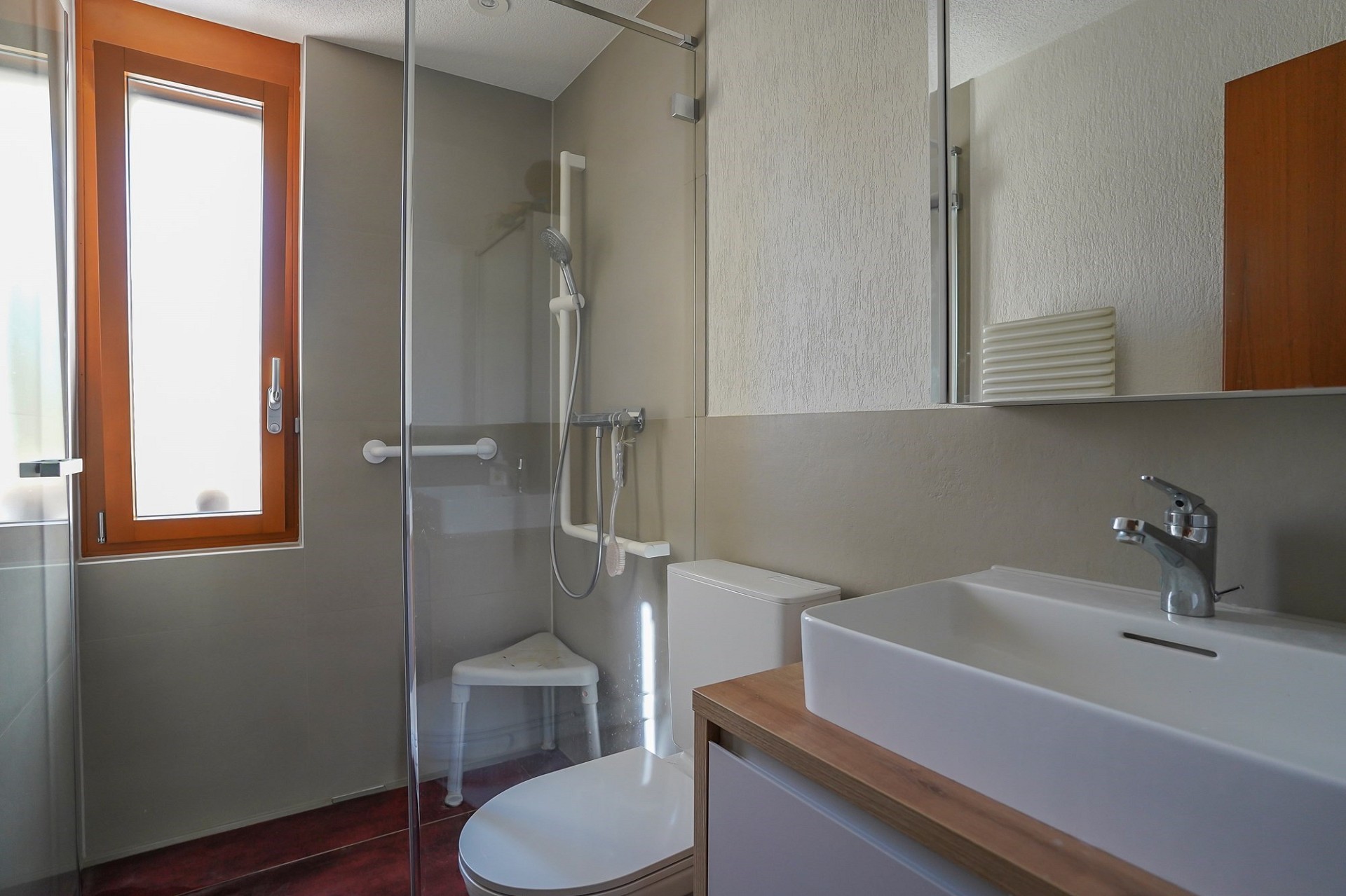Modernes Badezimmer mit Dusche und Waschbecken