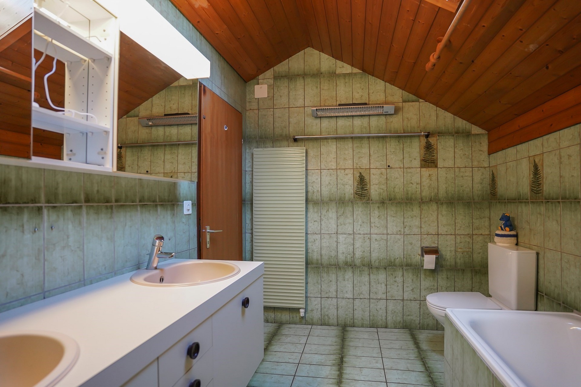 Badezimmer mit Schräge und Holzdecke