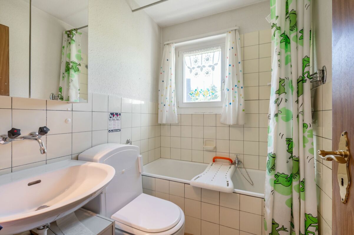 Kleines Badezimmer mit Wanne und Waschbecken